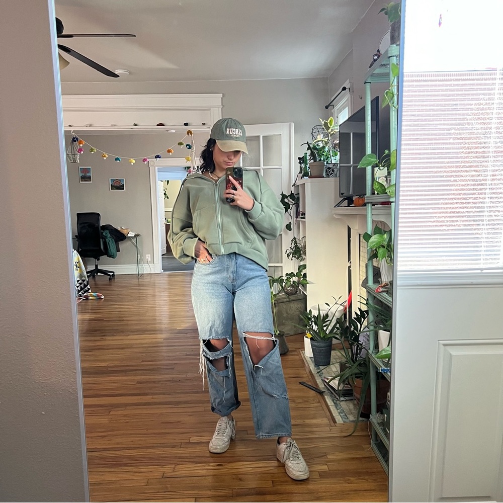 PRETTYLITTLETHING RIPPED JEANS